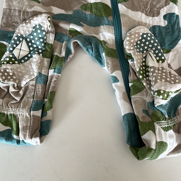 Kyte zippered footie in camo print 6-12 mon - Picture 4 of 5